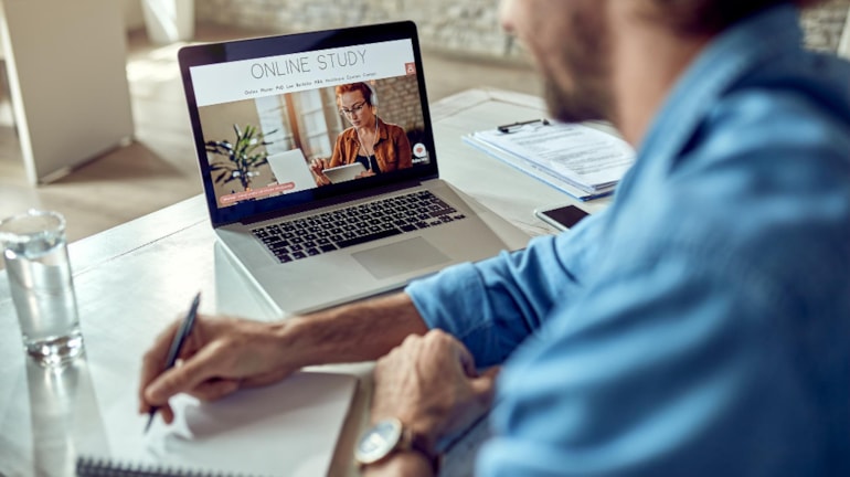 Formazione continua e carriera: perché scegliere un percorso universitario onlineIl tessuto economico e professionale sta attraversando una fase di trasformazione molto profonda, dettata dalla rapida innovazione tecnologica e dalla nascita di filiere prod