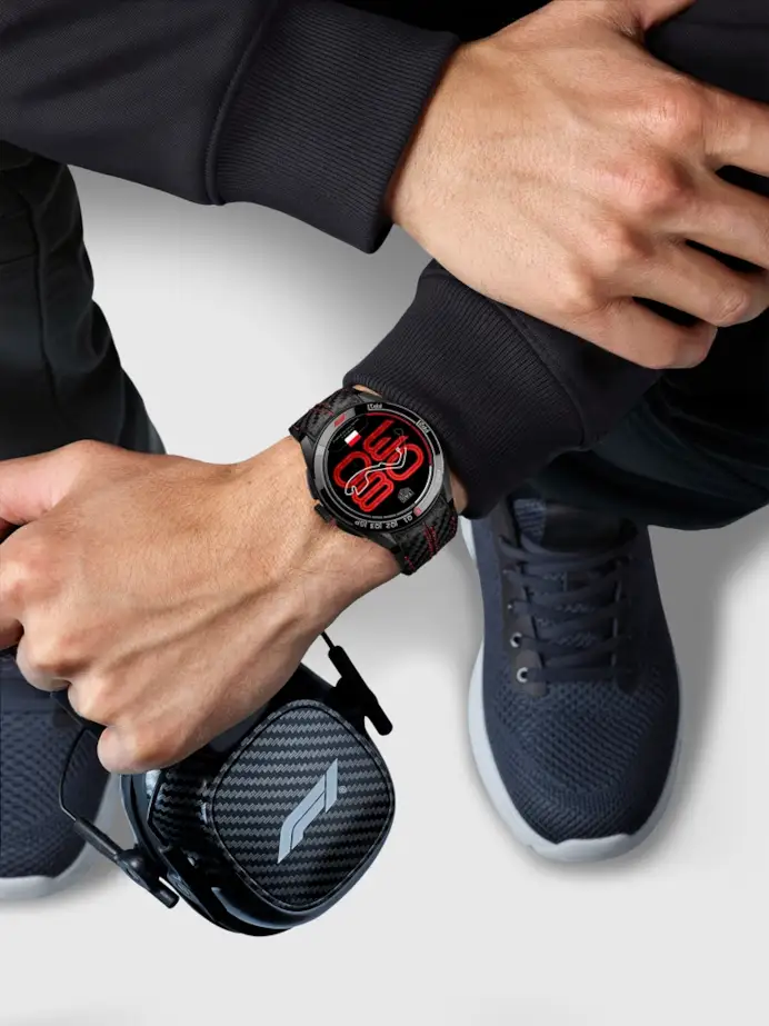 TAG Heuer accende la stagione di Formula 1: presenta Connected, l’orologio che si aggiorna a ogni circuito del Mondiale