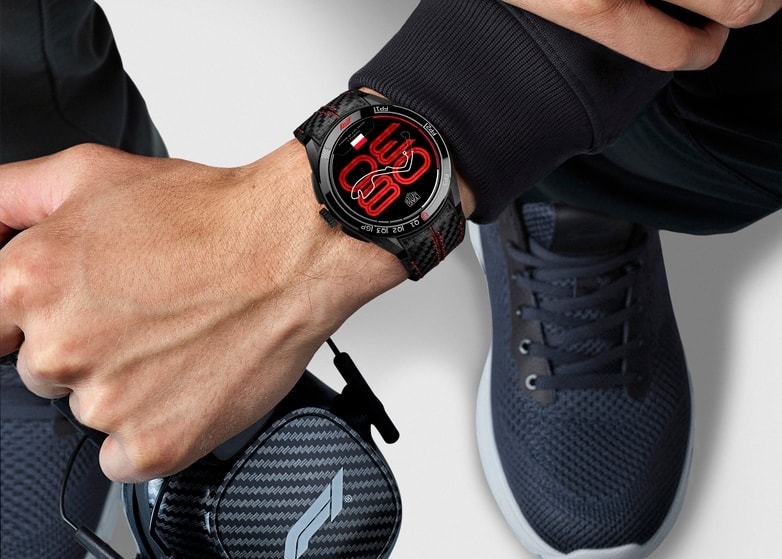 TAG Heuer accende la stagione di Formula 1: presenta Connected, l’orologio che si aggiorna a ogni circuito del Mondiale