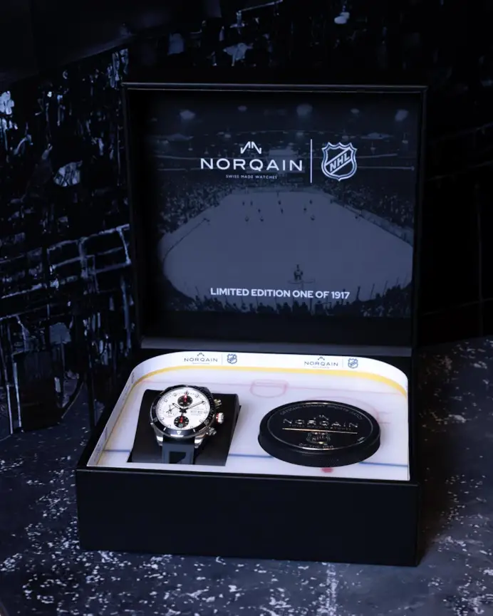 Norqain lancia l’orologio ufficiale NHL ispirato all’hockey (solo 1917 pezzi ed è già da collezione)