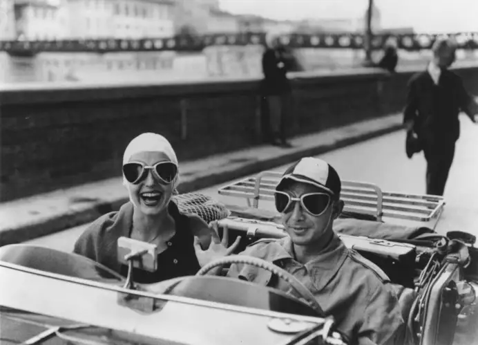 Ruth Orkin, Jinx e Justin su una MG a Firenze, nel 1951.