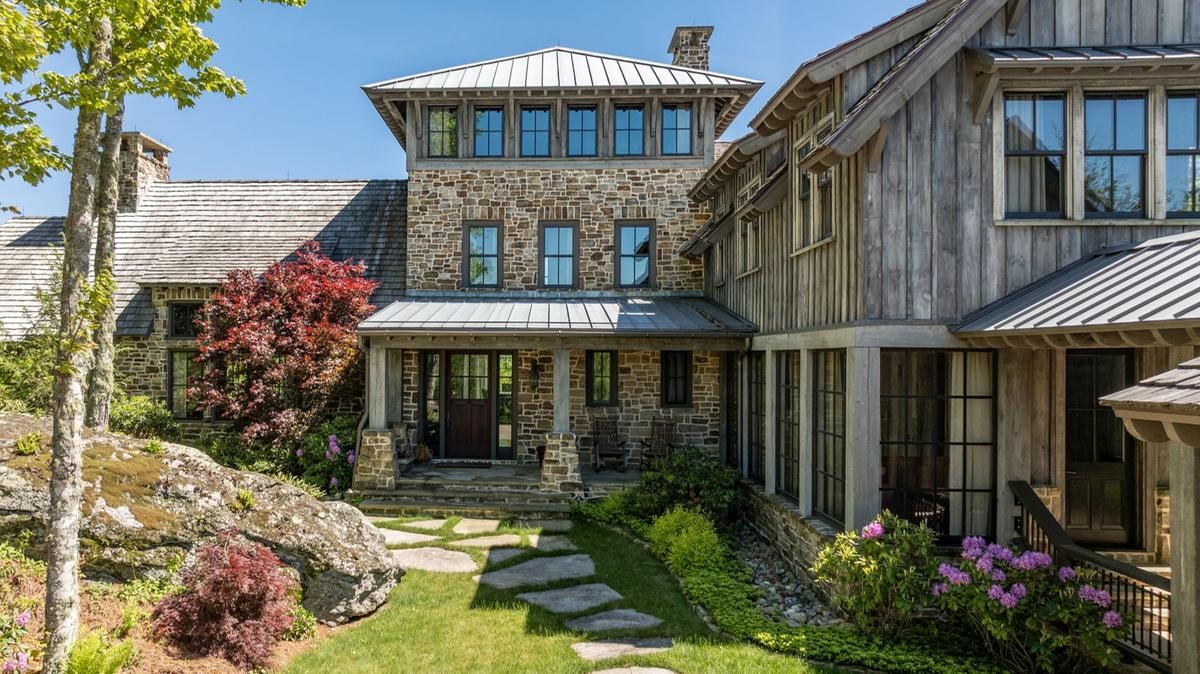 Si trova all’interno del Mountaintop Golf & Lake Club questa proprietà con sei camere in vendita da Sotheby’s Realty International a 14 milioni 500mila dollari.
