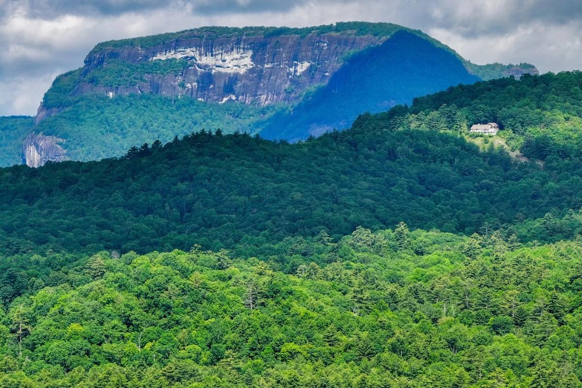 All'interno della Silver Run Reserve, a pochi minuti dal cuore di Cashiers, è in vendita un terreno di oltre 3,6 ettari  a 2 milioni 900mila dollari. Sotheby’s International Realty.
