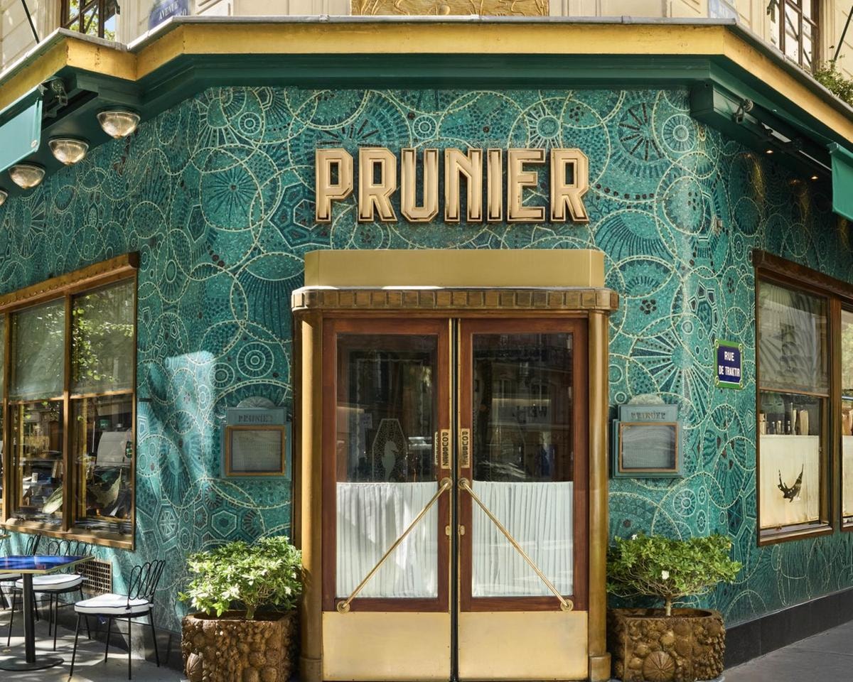 Il ristorante del caviale più famoso di Parigi è tornato (ed è più glamour che mai)