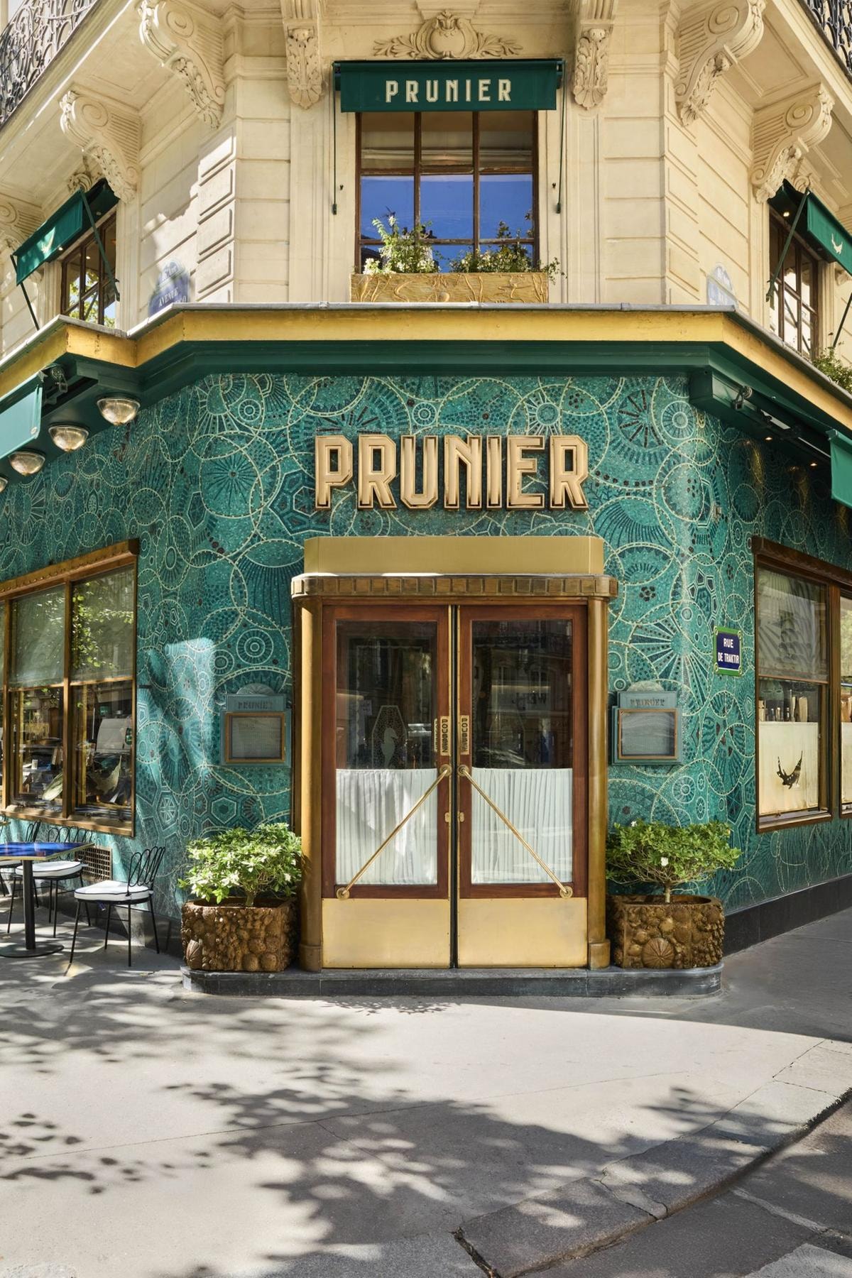 Il ristorante del caviale più famoso di Parigi è tornato (ed è più glamour che mai)