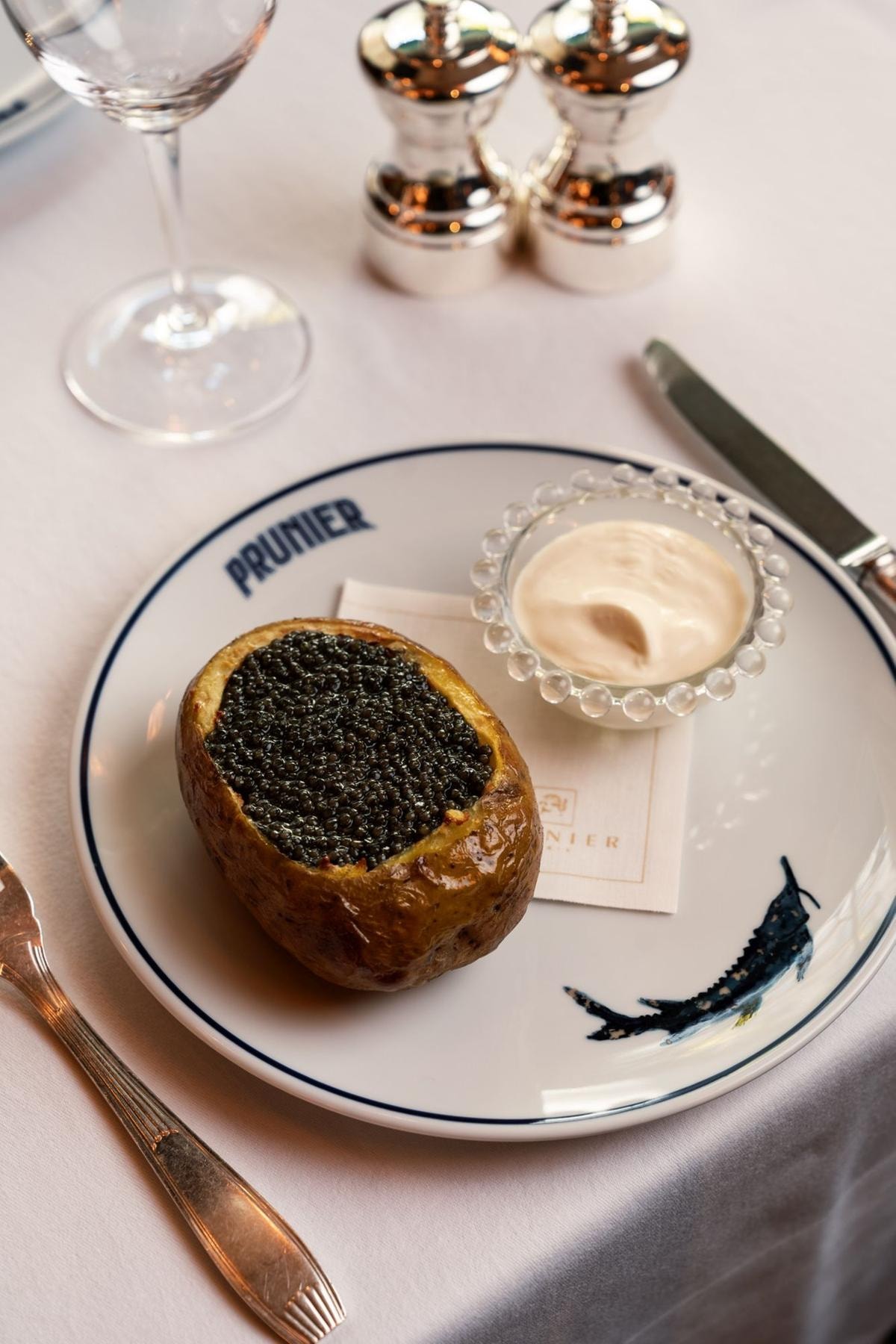 Il ristorante del caviale più famoso di Parigi è tornato (ed è più glamour che mai)