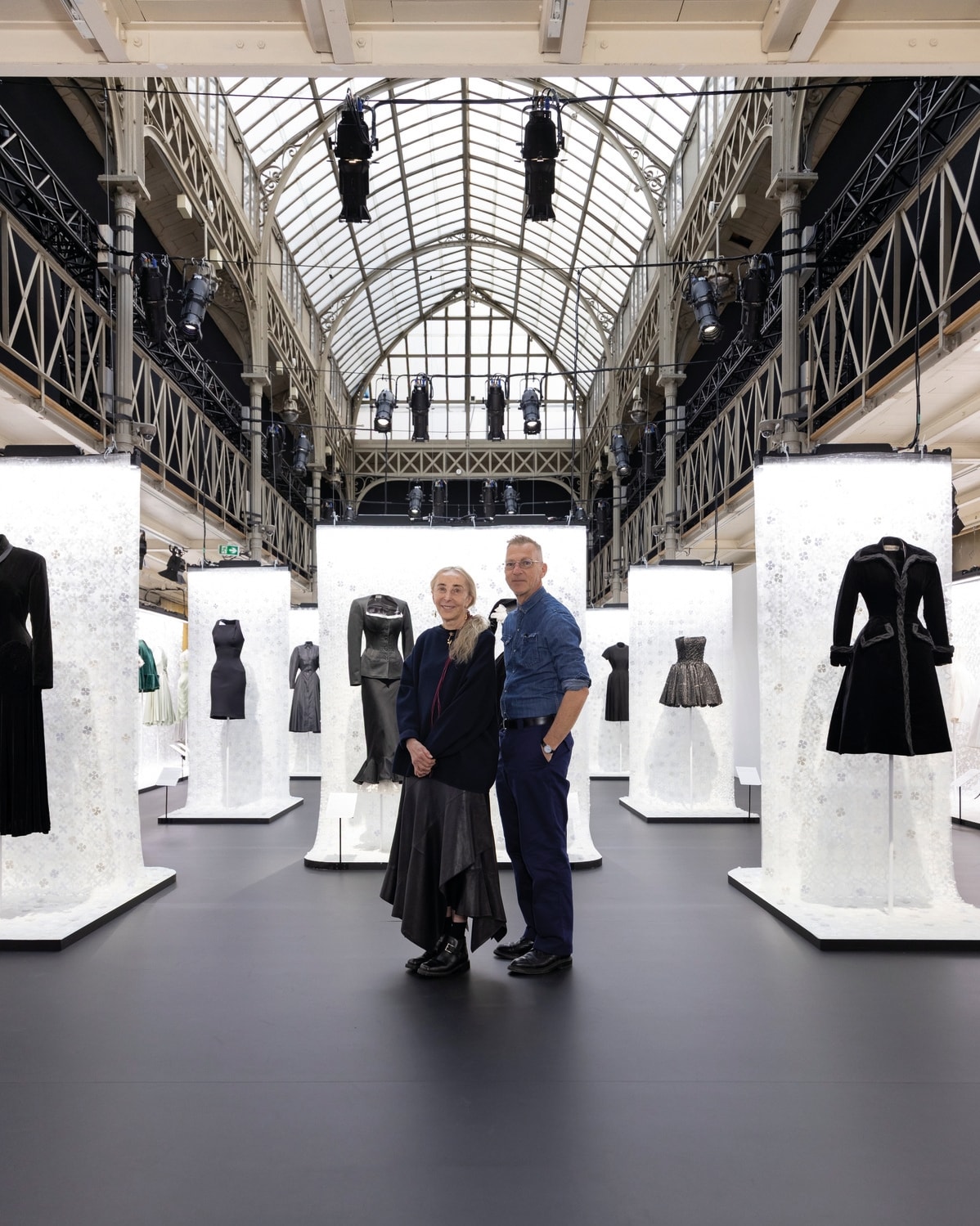 Carla Sozzani e Olivier Saillard alla Fondation Alaïa di Parigi, sullo sfondo della mostra «Azzedine Alaïa and Christian Dior, two masters of haute couture»???????????????????(foto Valerio Mezzanotti)????????????????????????????????????????????????????????????????????????