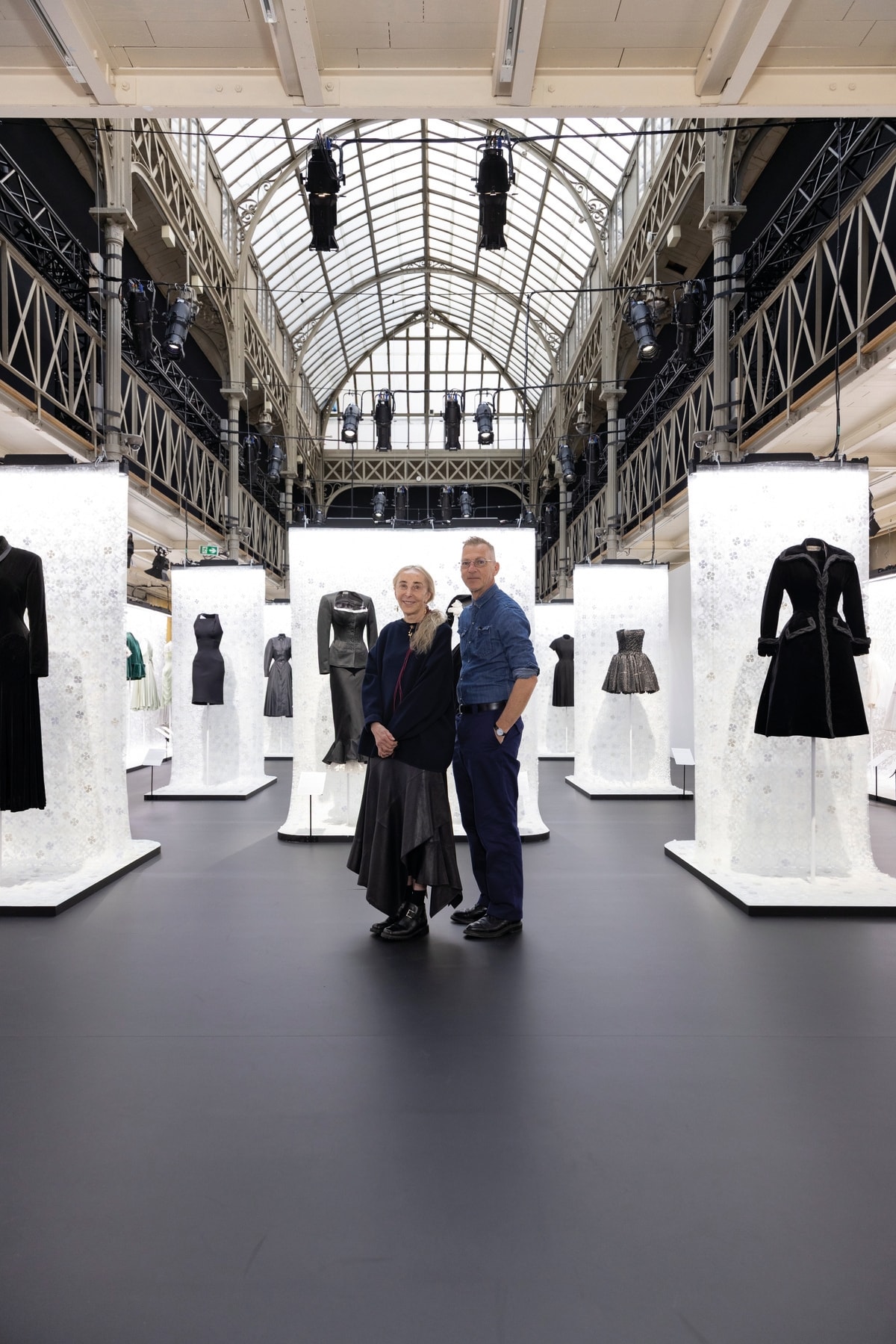 Carla Sozzani e Olivier Saillard alla Fondation Alaïa di Parigi, sullo sfondo della mostra «Azzedine Alaïa and Christian Dior, two masters of haute couture» ???????????????????(foto Valerio Mezzanotti)????????????????????????????????????????????????????????????????????????