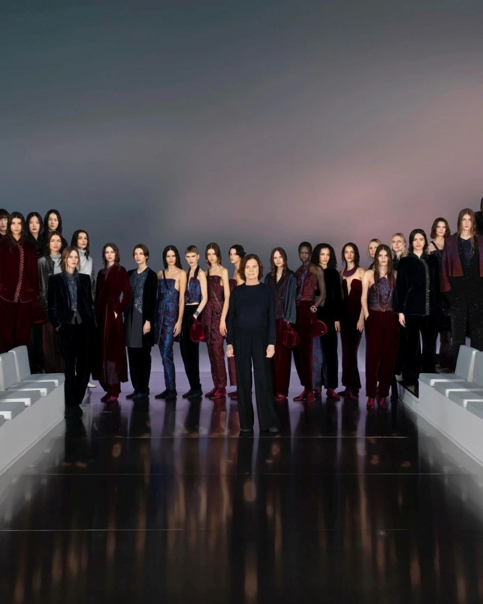 Silvana Armani alla fine della sfilata Giorgio Armani fall-winter 2026/27 (courtesy Giorgio Armani)