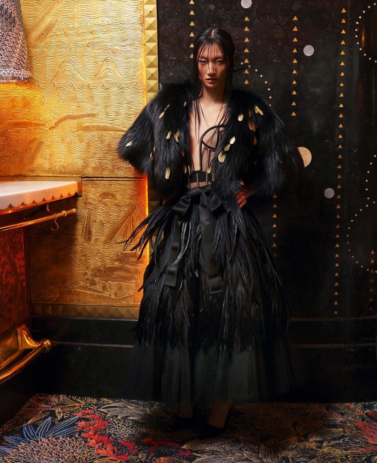 Gonna in tulle con piume, corsetto in tulle, bolero furry e décolleté in raso di Dolce& Gabbana Alta Moda.