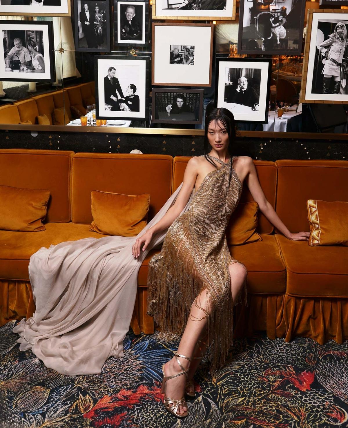 abito in mussola di seta ricamata con catene in metallo dorato e sandali in pelle dorata di Elie Saab Haute Couture Spring-Summer 2026.