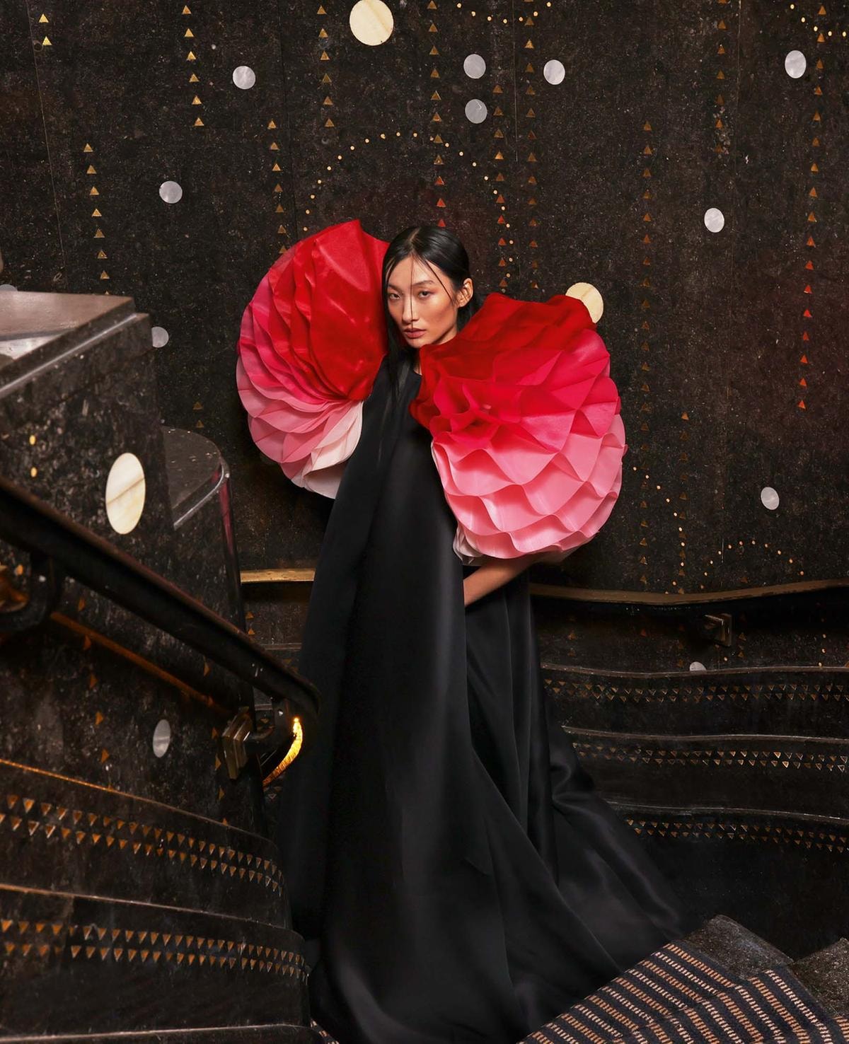 Abito in gazar di seta con maniche in organza di raso di Viktor&Rolf Haute Couture Spring-Summer 2026.