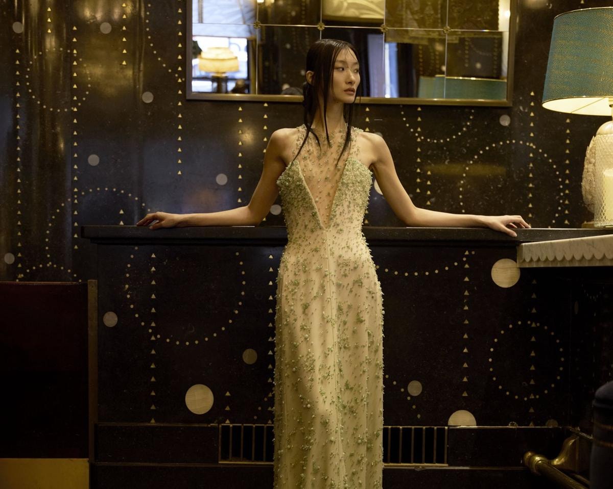 Abito bustier in cady di seta e body in tulle ricamati con pietre di giada di Giorgio Armani Privé Spring-Summer 2026.