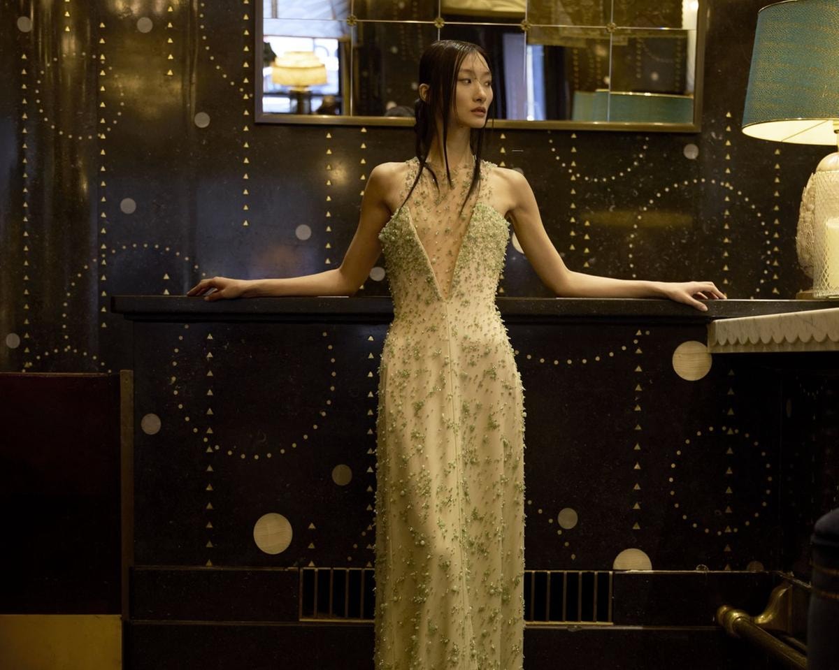Abito bustier in cady di seta e body in tulle ricamati con pietre di giada di Giorgio Armani Privé Spring-Summer 2026.