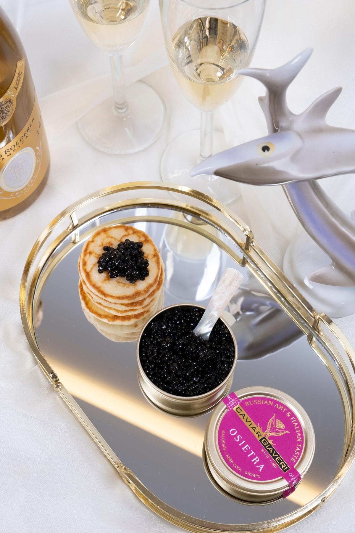 Caviar Giaveri varietà Osietra, tra le più pregiate, abbinato ai blinis.
