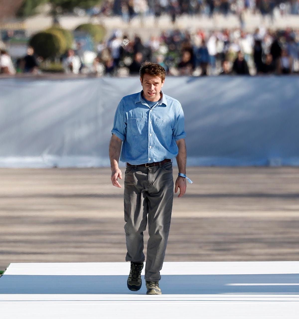 Jonathan Anderson alla fine dello show Dior fall-winter 2026/27 (ph Francesc Ten/MFF)