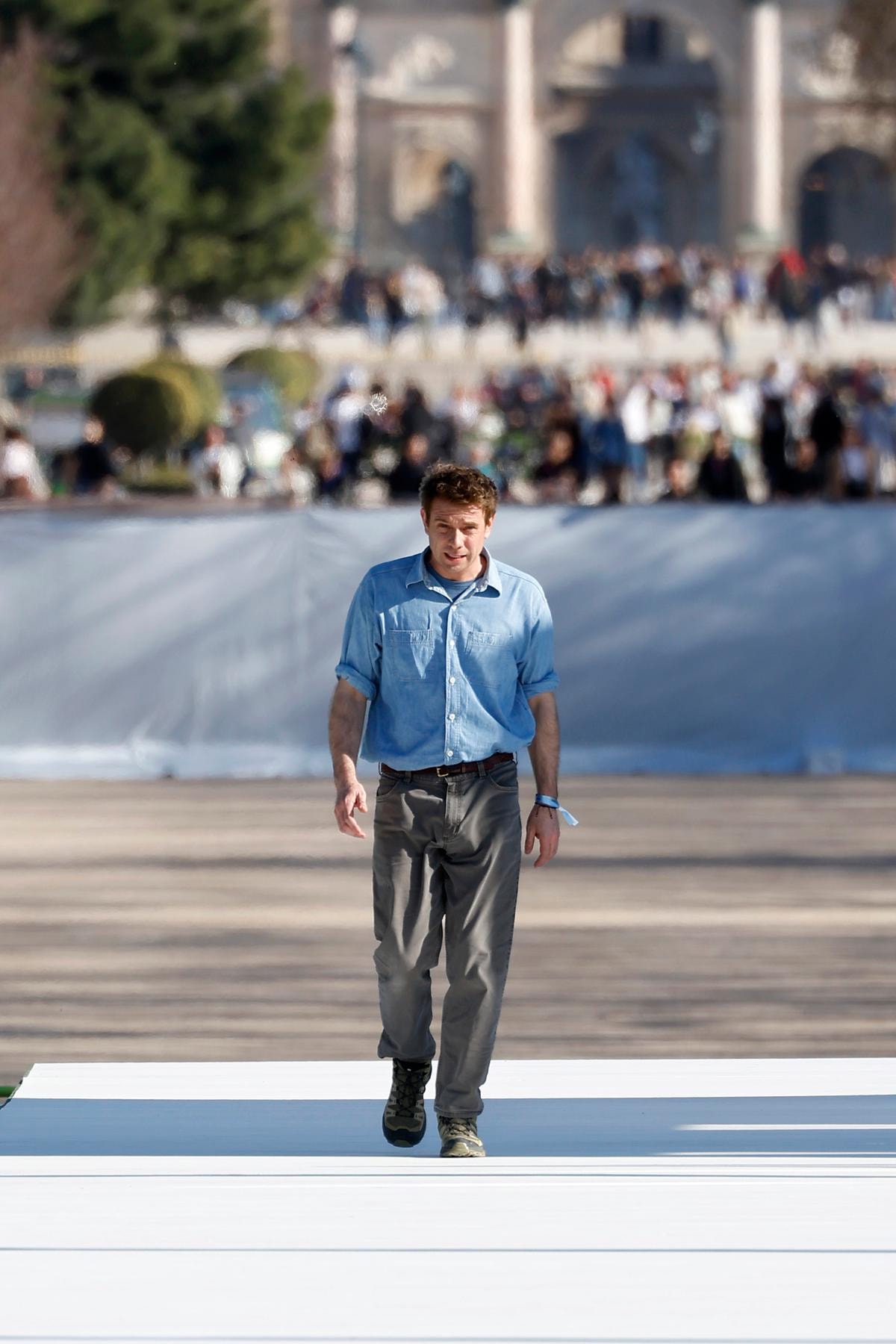 Jonathan Anderson alla fine dello show Dior fall-winter 2026/27 (ph Francesc Ten/MFF)