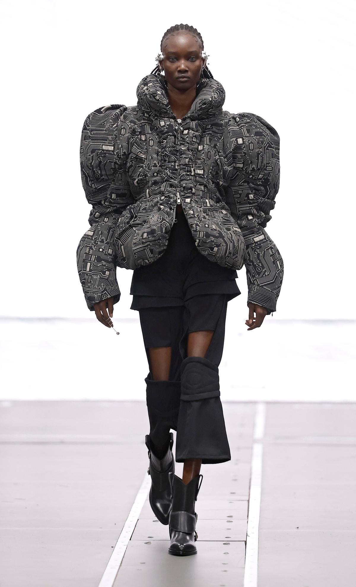 Un look Anrealage fall-winter 2026/27 (ph Francesc Ten/MFF)