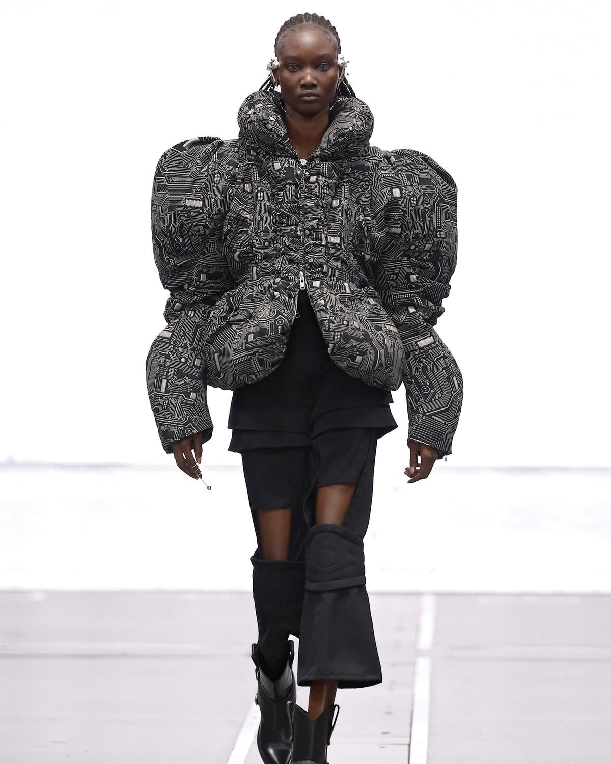 Un look Anrealage fall-winter 2026/27 (ph Francesc Ten/MFF)