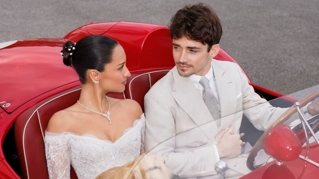 Charles Leclerc si sposa a Monaco sulla Ferrari più rara (e più bella) di sempre