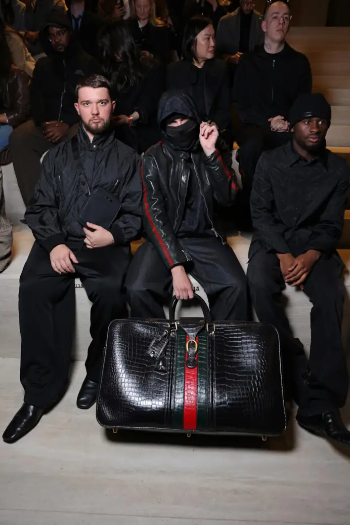 Al centro, con il volto coperto, EsDeeKid in front row Gucci fall-winter 2026/27 (courtesy Gucci)