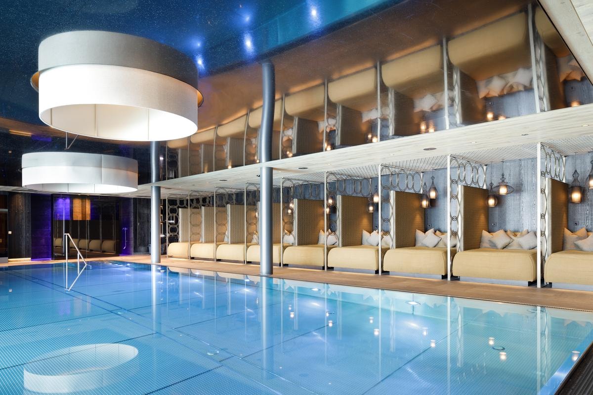 La piscina dell'Hotel Chalet Mirabell.