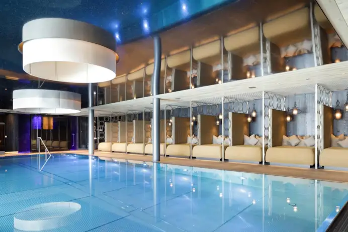 La piscina dell'Hotel Chalet Mirabell.