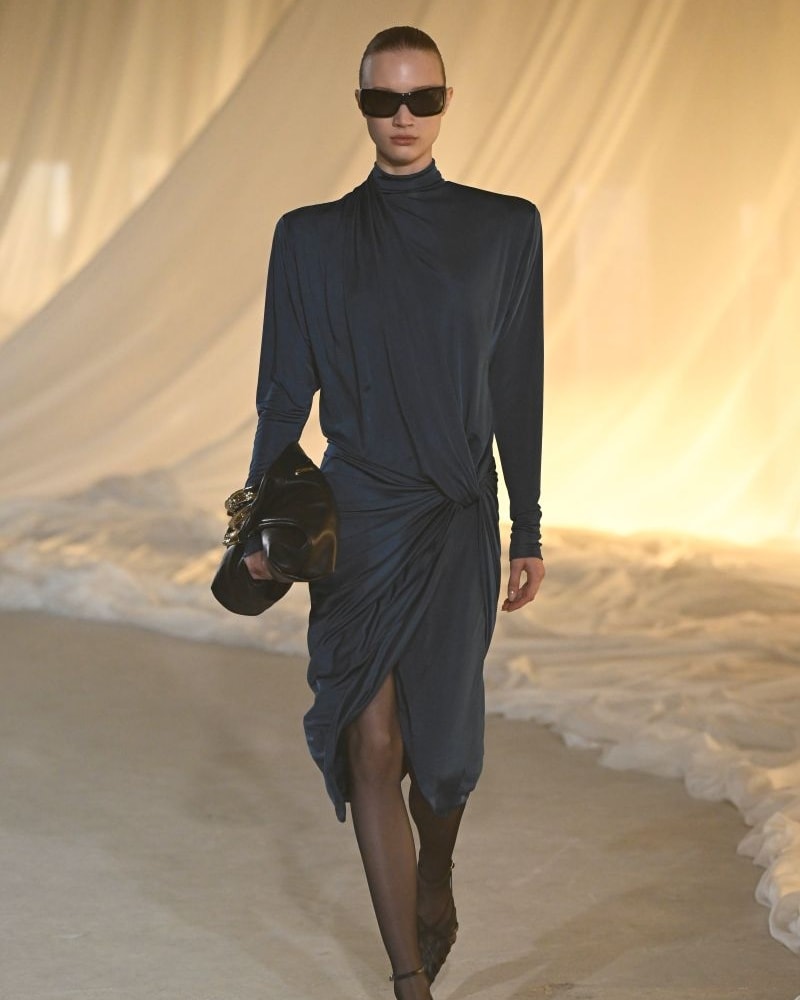 Un look Balmain fall-winter 2026/27 (ph Francesc Ten/MFF)