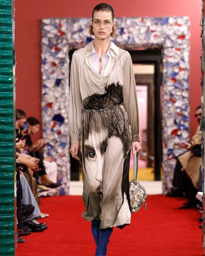 Un look Acne studios fall-winter 2026/27 (ph Francesc Ten/MFF)