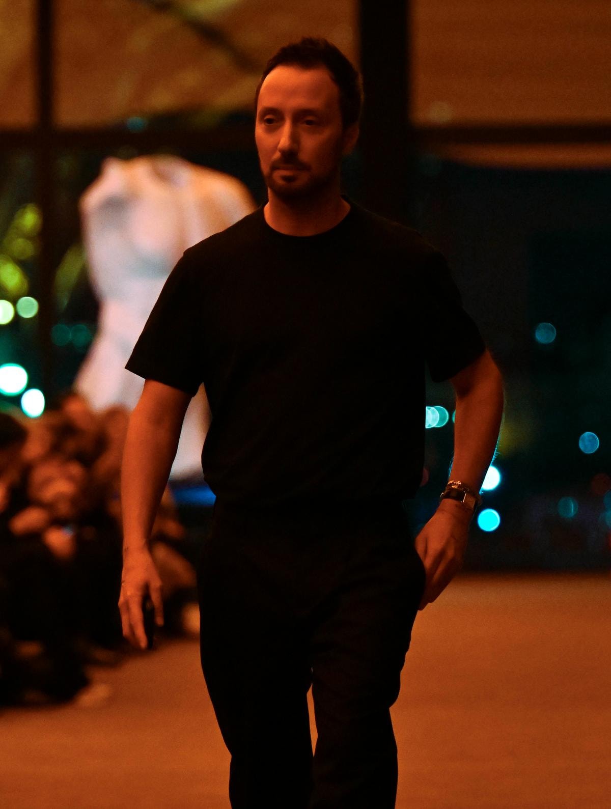 Anthony Vaccarello alla fine dello show Saint Laurent fall-winter 2026/27 (ph Francesc Ten/MFF)