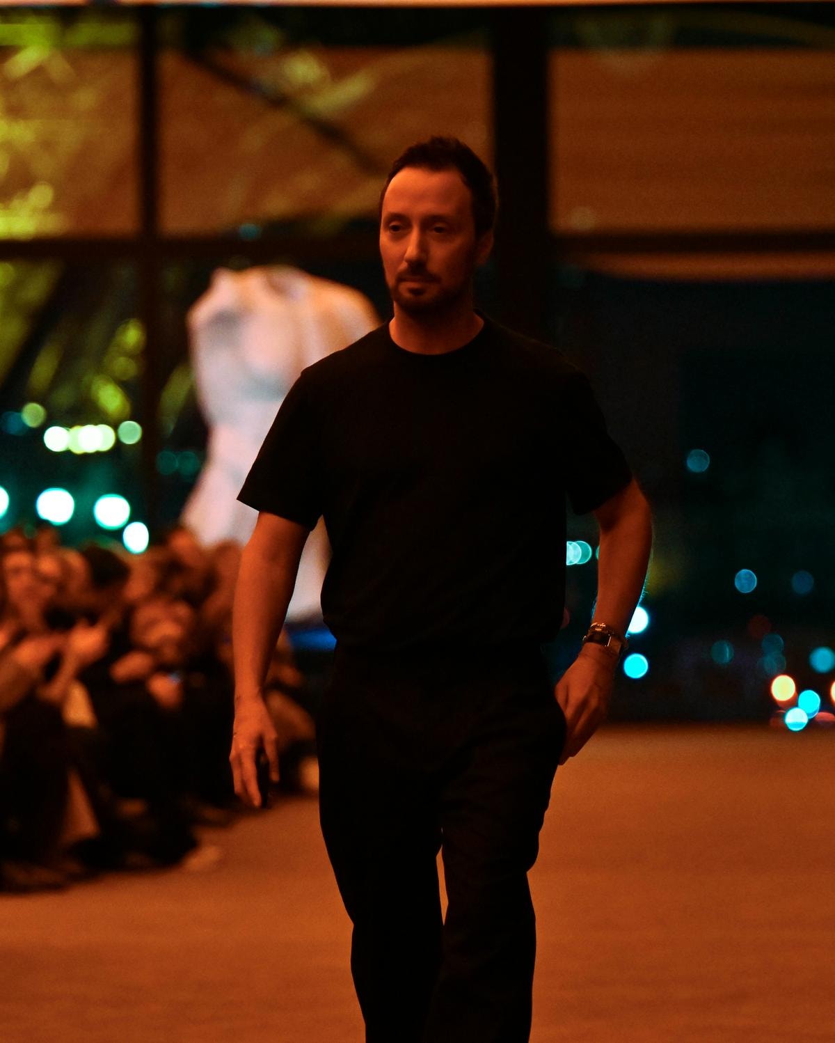 Anthony Vaccarello alla fine dello show Saint Laurent fall-winter 2026/27 (ph Francesc Ten/MFF)