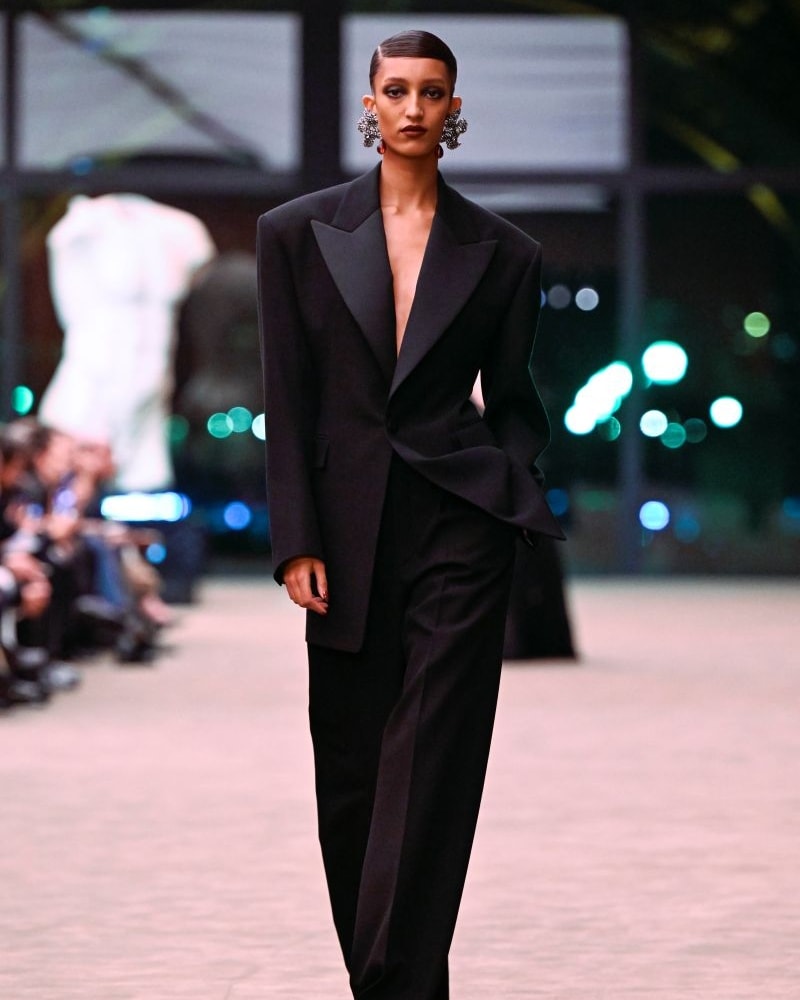 Un look Saint Laurent fall-winter 2026/27 (ph Francesc Ten/MFF)