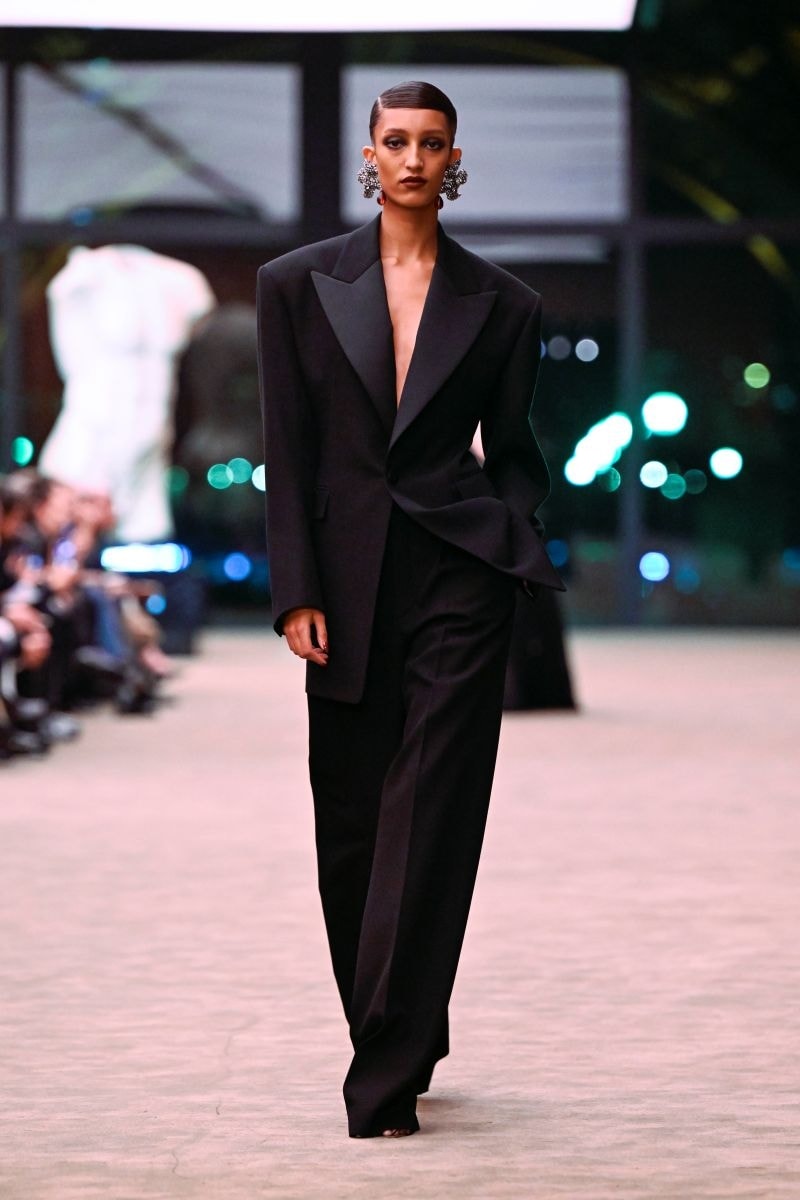 Un look Saint Laurent fall-winter 2026/27 (ph Francesc Ten/MFF)