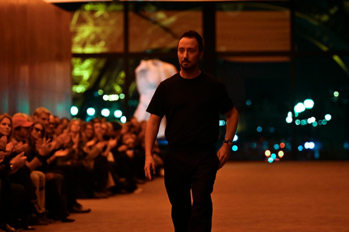 Anthony Vaccarello alla fine dello show Saint Laurent fall-winter 2026/27 (ph Francesc Ten/MFF)