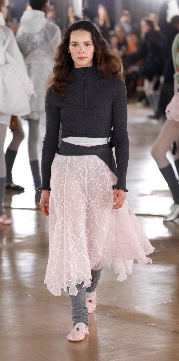 Un look Cecilie Bahnsen fall-winter 2026/27 (ph Francesc Ten/MFF)