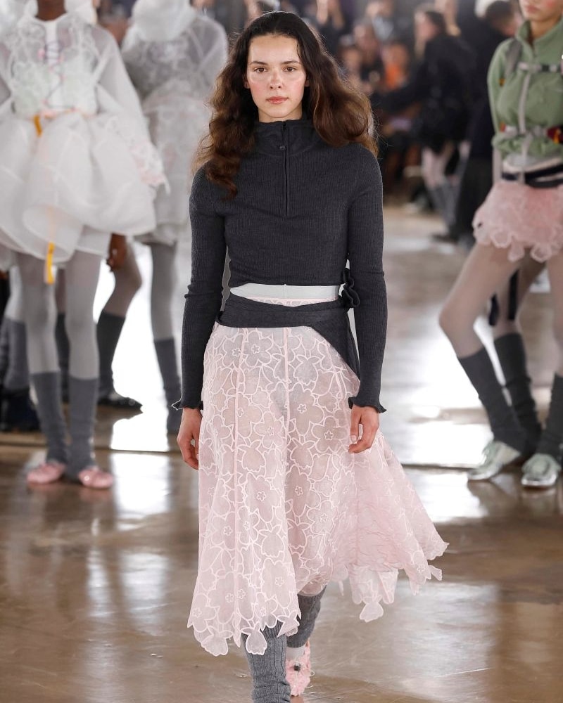 Un look Cecilie Bahnsen fall-winter 2026/27 (ph Francesc Ten/MFF)