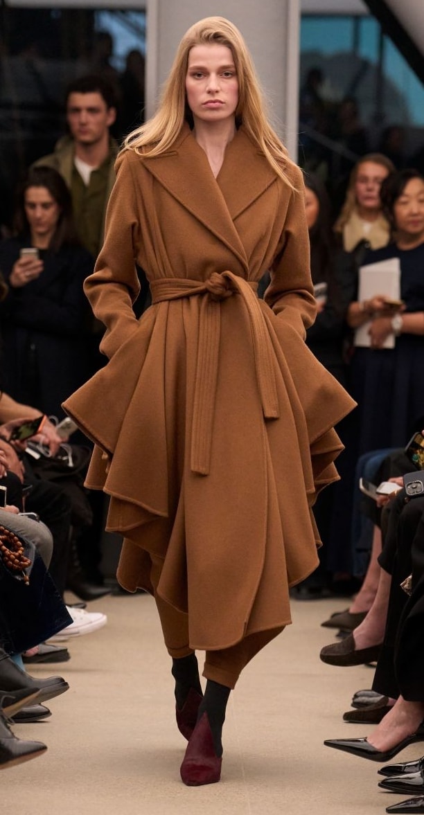 Un look Alaïa summer-fall 2026 (courtesy Alaïa)