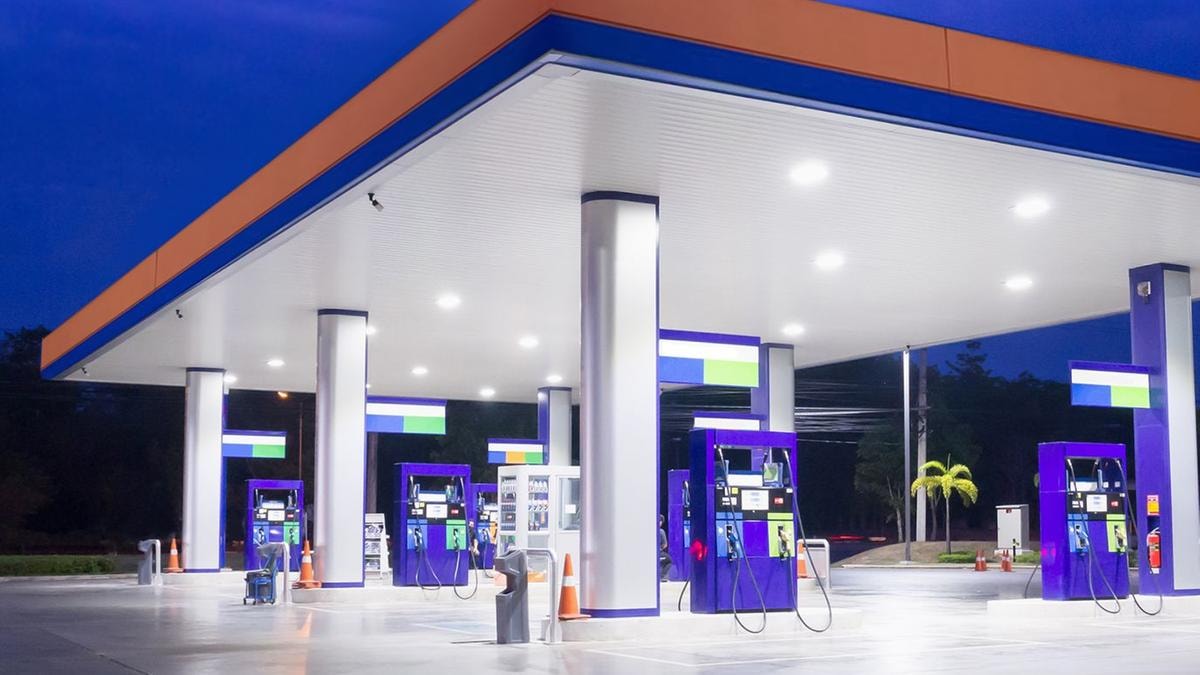 Volano diesel e benzina, a Milano la verde tocca 2,6 euro. Il governo schiera Mr. Prezzi e cerca nuove rotte per il gas