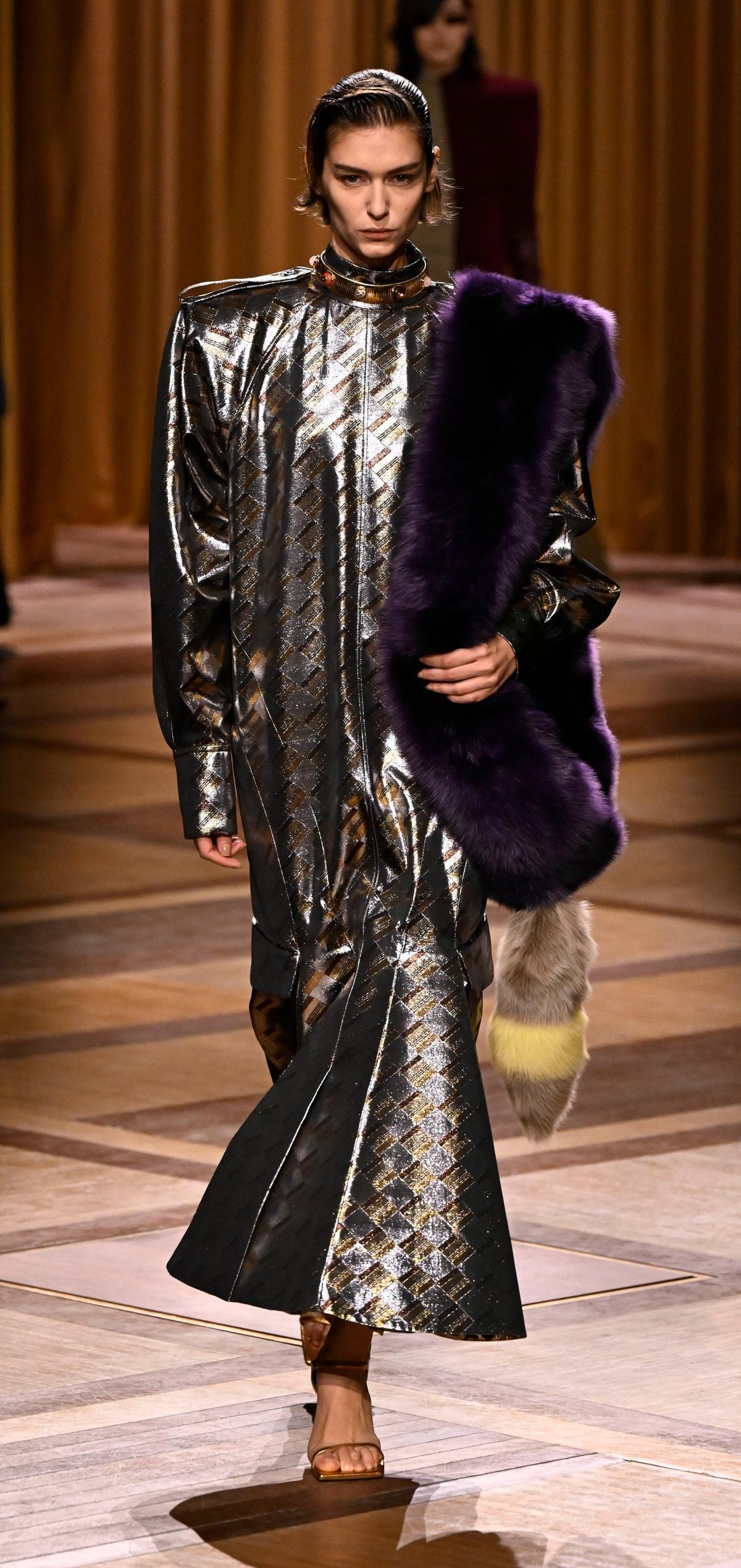 Un look Mugler fall-winter 2026/27 (ph Francesc Ten/MFF)