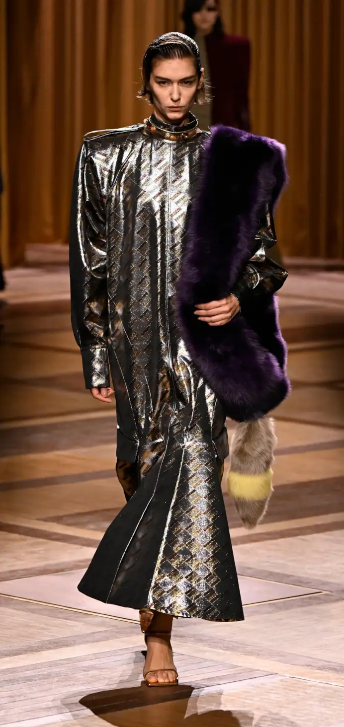 Un look Mugler fall-winter 2026/27 (ph Francesc Ten/MFF)