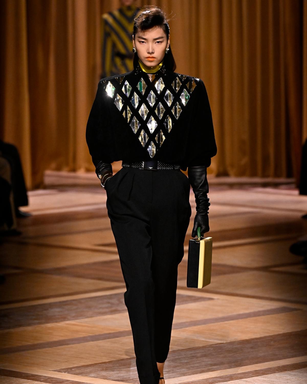 Un look Mugler fall-winter 2026/27 (ph Francesc Ten/MFF)
