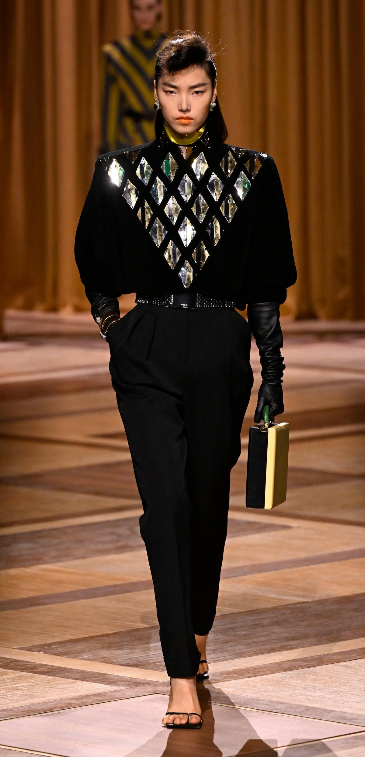 Un look Mugler fall-winter 2026/27 (ph Francesc Ten/MFF)