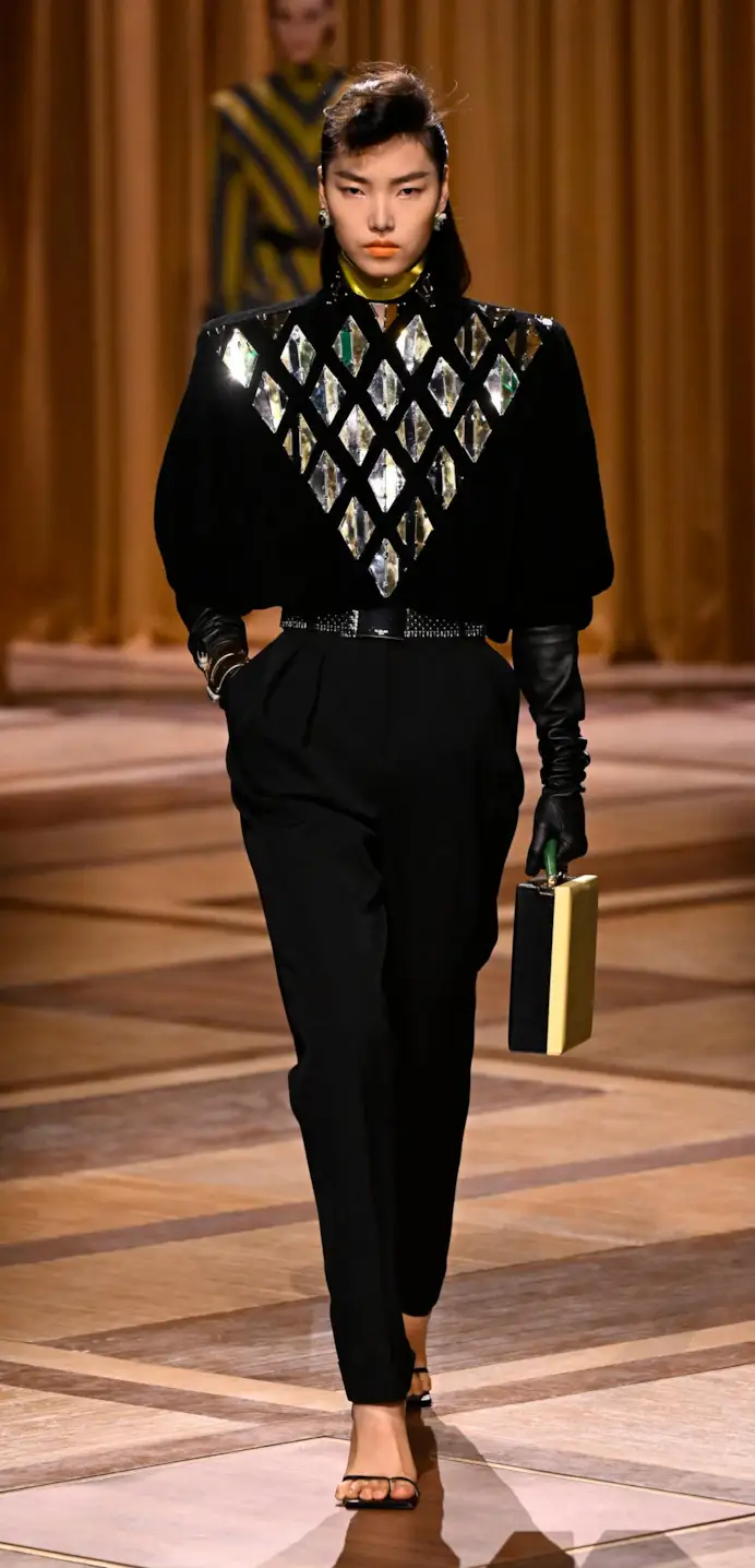 Un look Mugler fall-winter 2026/27 (ph Francesc Ten/MFF)