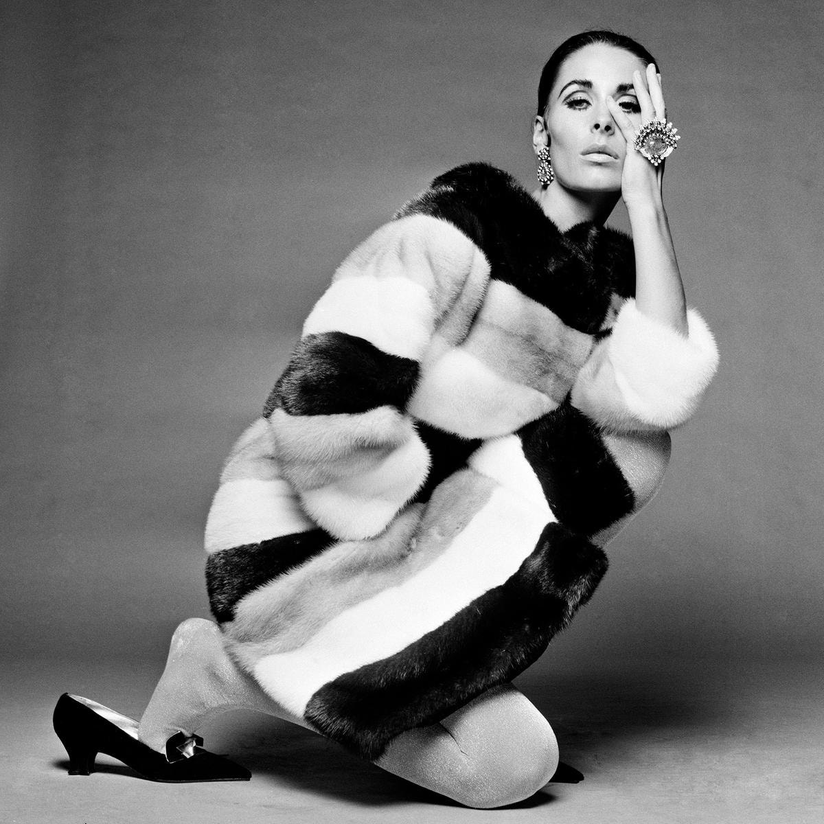 Astrid Schiller indossa gioielli Bvlgari: una spilla e orecchini pendenti in oro e platino con smeraldi, rubini e diamanti, ca. 1952-1965  Servizio fotografico per Vogue Italia, ottobre 1966  Foto: Gian Paolo Barbieri Per gentile concessione della Fondazione Barbieri