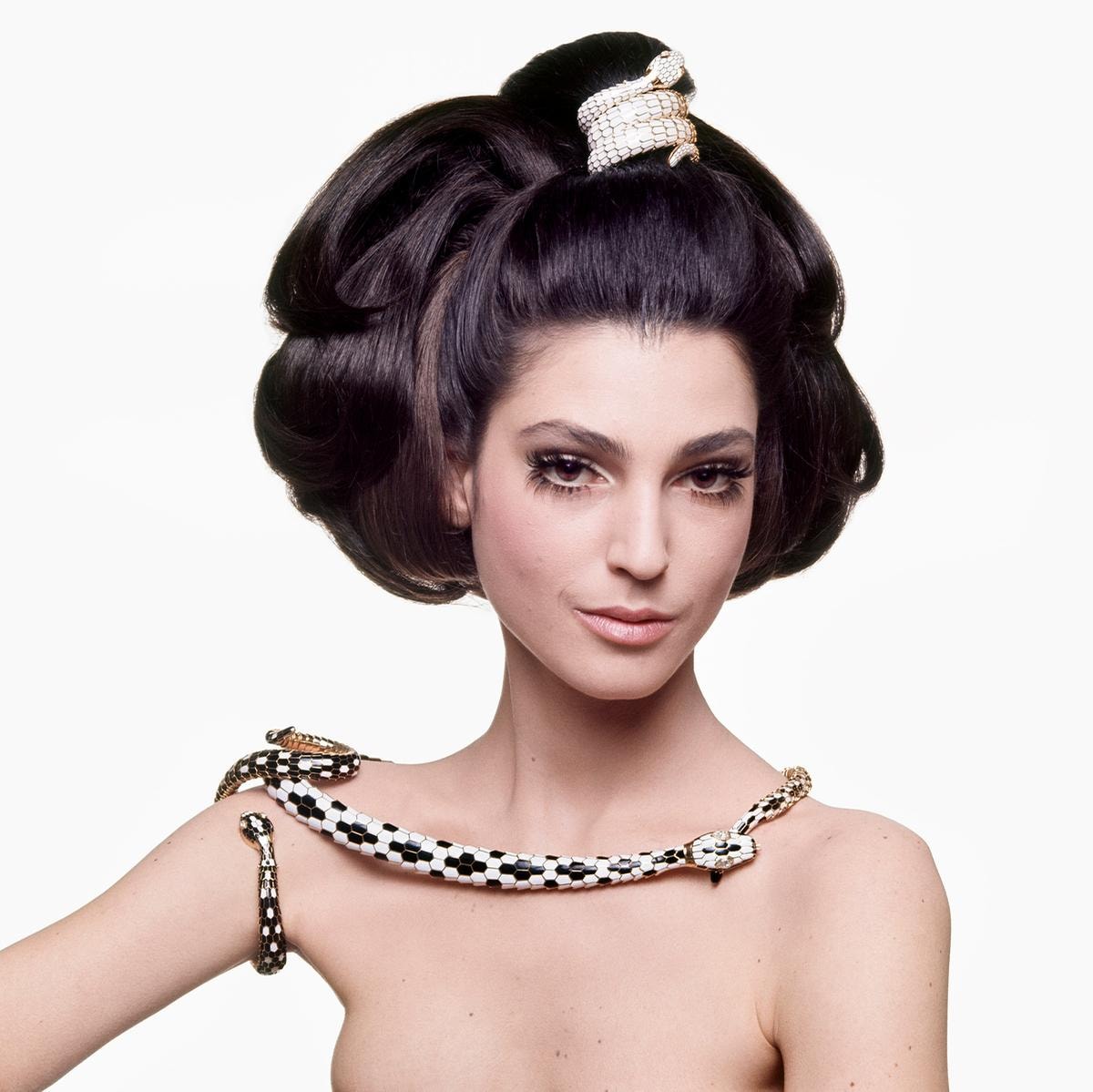 Benedetta Barzini indossa gioielli Bvlgari: bracciali-orologi Serpenti e una cintura Serpenti in oro con smalto, anni '60. Servizio fotografico a Milano, 1968.  Foto: Gian Paolo Barbieri. Per gentile concessione della Fondazione Barbieri ETS