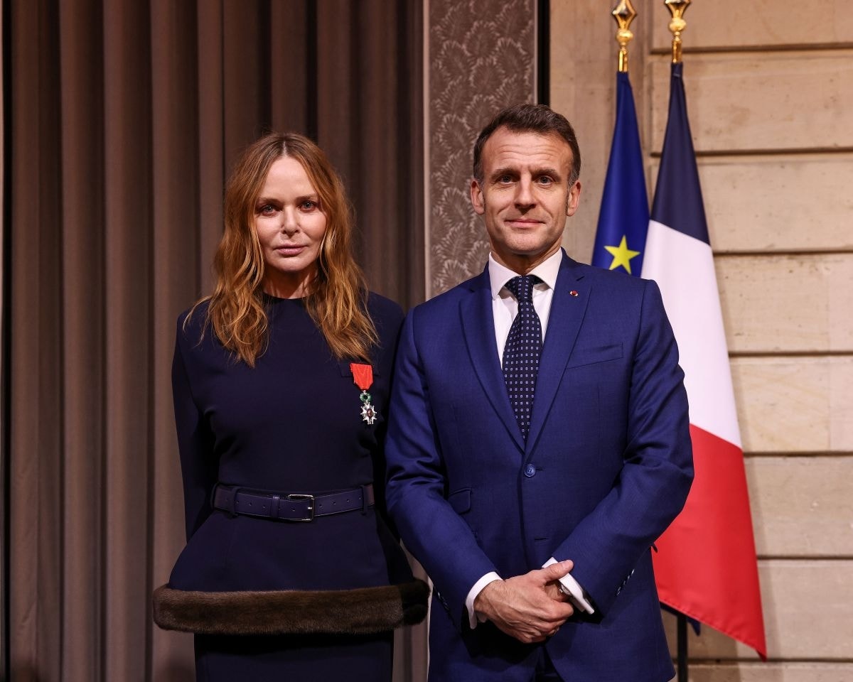 Stella McCartney riceve la Légion d’honneur da Emmanuel Macron (courtesy Stella McCartney)