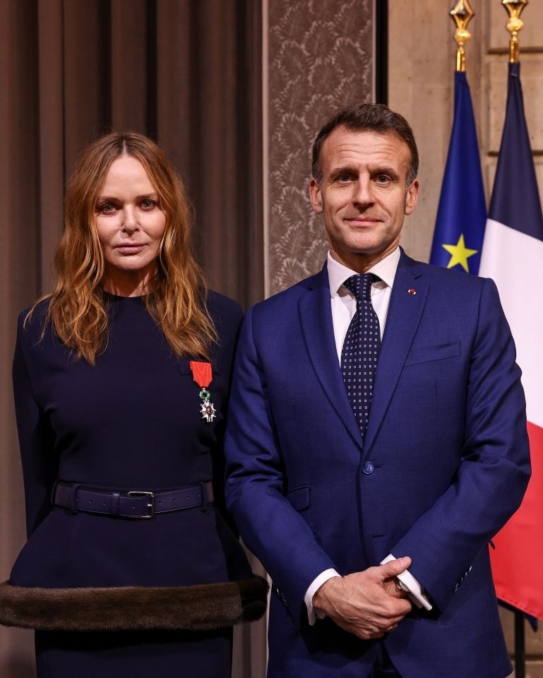 Stella McCartney riceve la Légion d’honneur da Emmanuel Macron (courtesy Stella McCartney)