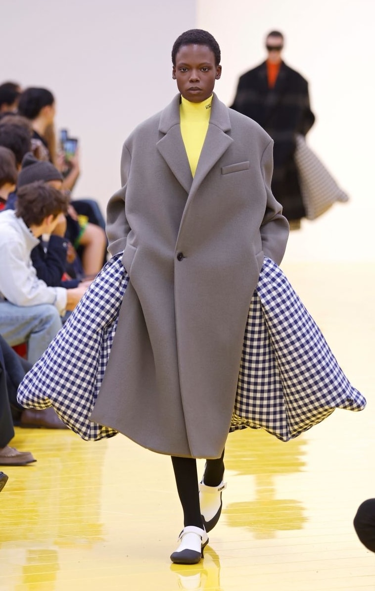 Un look Loewe fall-winter 2026/27 (ph Francesc Ten/MFF)