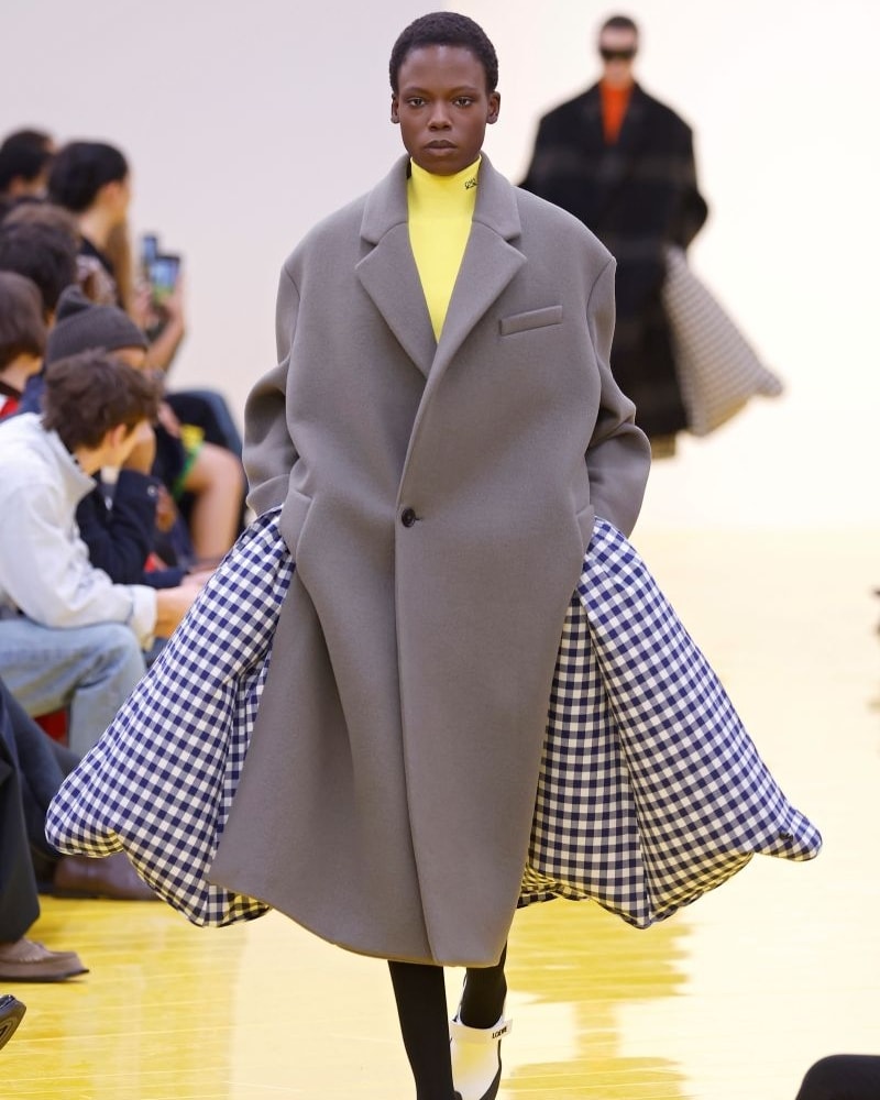 Un look Loewe fall-winter 2026/27 (ph Francesc Ten/MFF)
