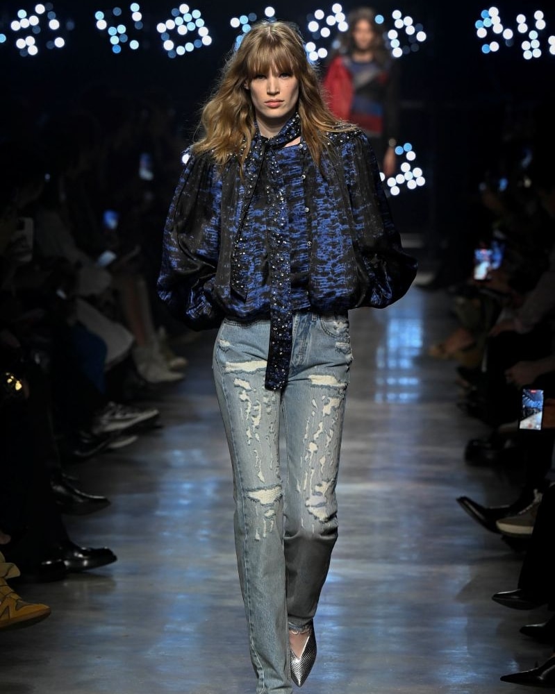 Un look Isabel Marant fall-winter 2026/27 (ph Francesc Ten/MFF)